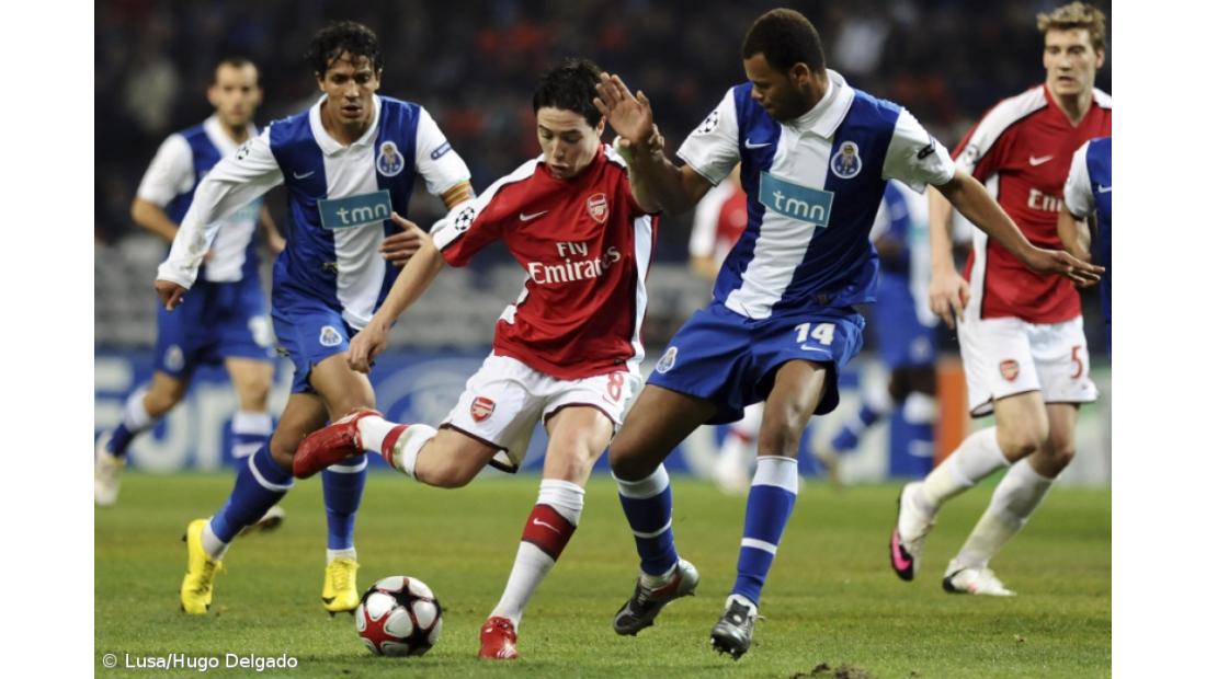 Dois golos "caricatos" dão vantagem ao FC Porto sobre o Arsenal