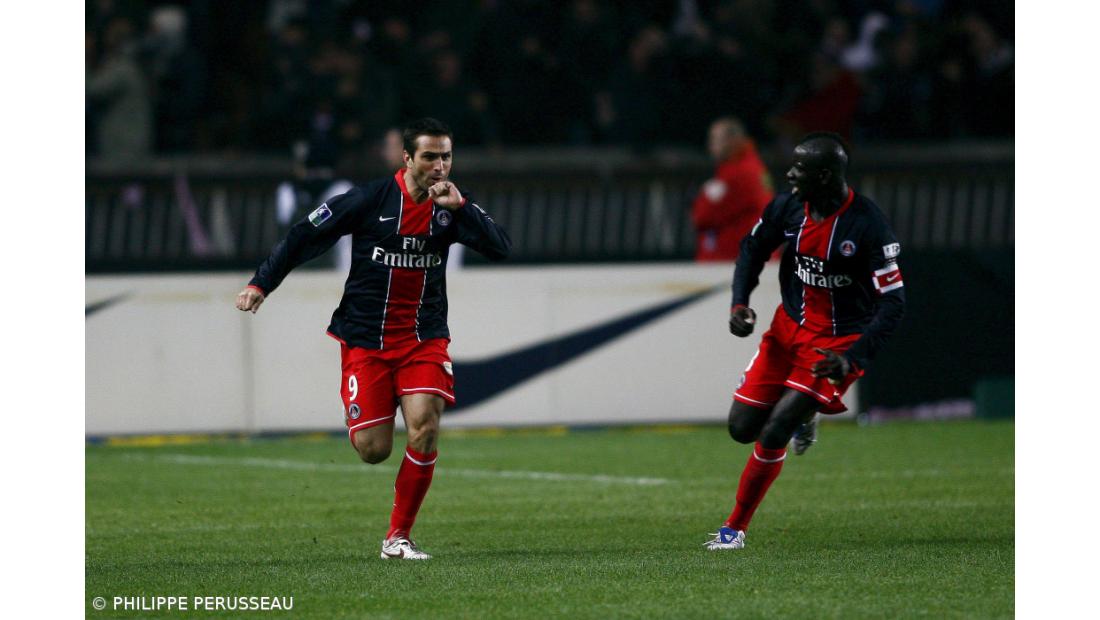  Pauleta bisa na derrota do Paris SG fente ao líder Lyon