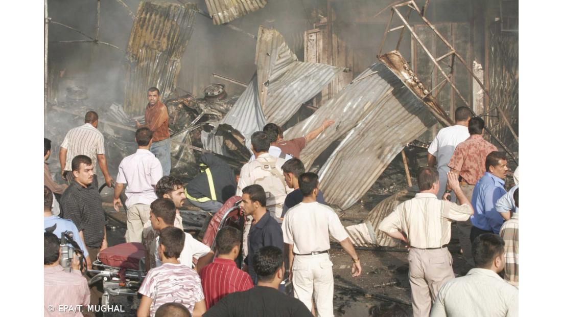 Musharraf decreta estado de emergência no Paquistão e polícia cerca Supremo Tribunal      