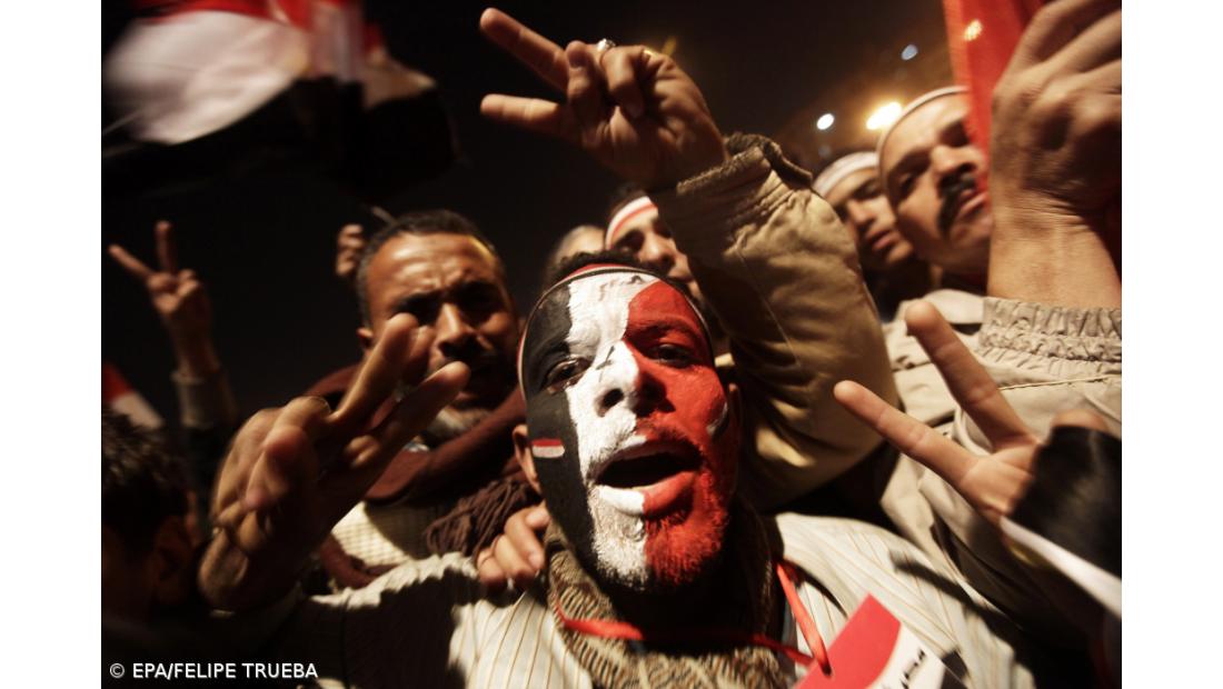 Mubarak renuncia e entrega poder aos militares