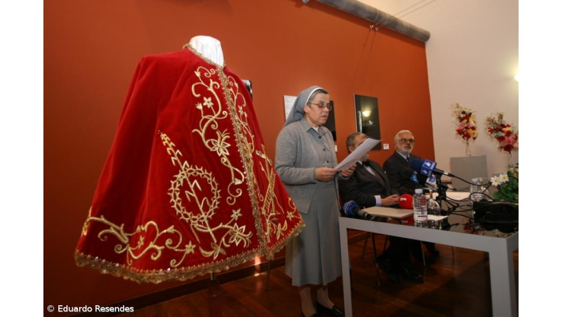 Santo Cristo usa este ano capa oferecida em 1984