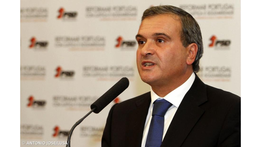 Miguel Relvas desafia "partidos fundadores do regime democrático" para "consenso alargado" sobre poder local