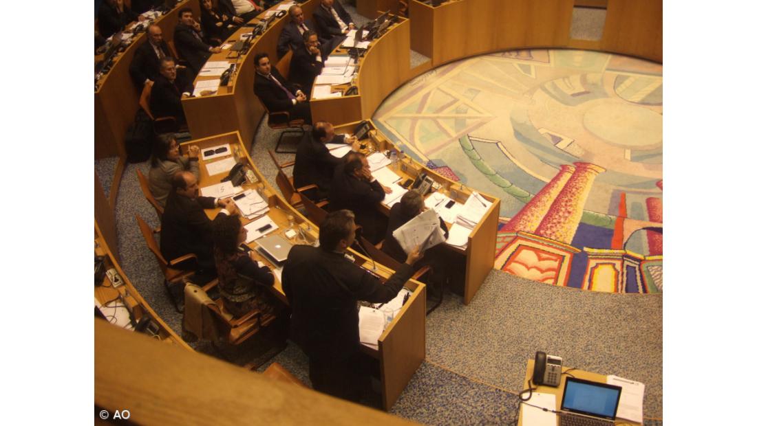 Conta de telemóvel aquece madrugada parlamentar 