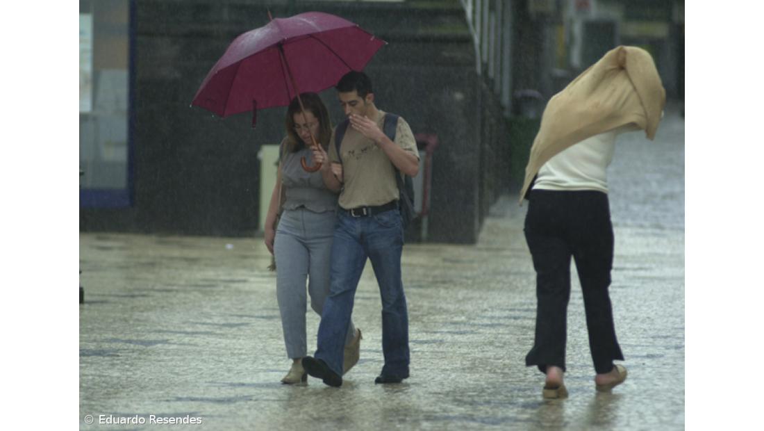 Proteção civil alerta para chuva e trovoadas nas ilhas de S. Miguel e Santa Maria