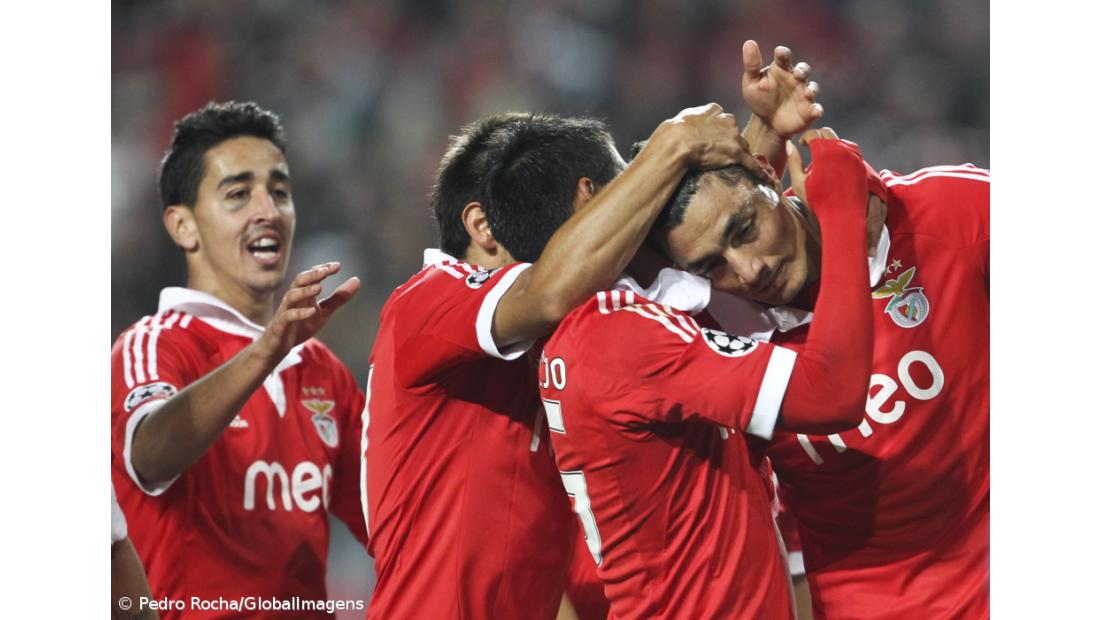 Benfica fecha o ano na liderança com "hat-trick" de Cardozo