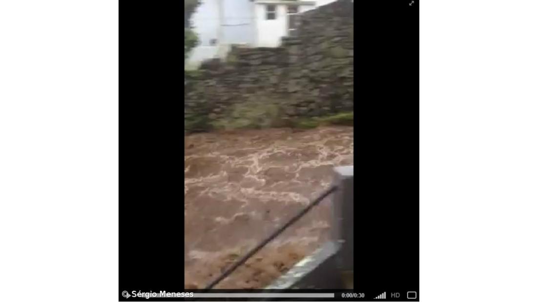 Mau tempo fez transbordar ribeira em Porto Judeu (vídeo)
