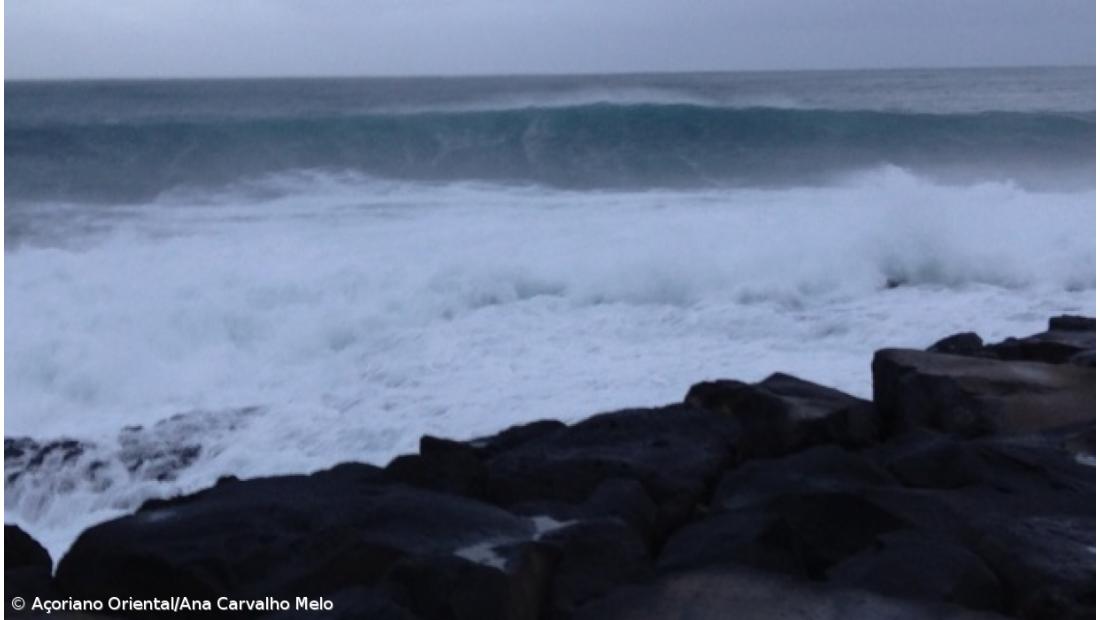 Mar agitado e ondulação forte nos Açores devido a depressão Elsa
