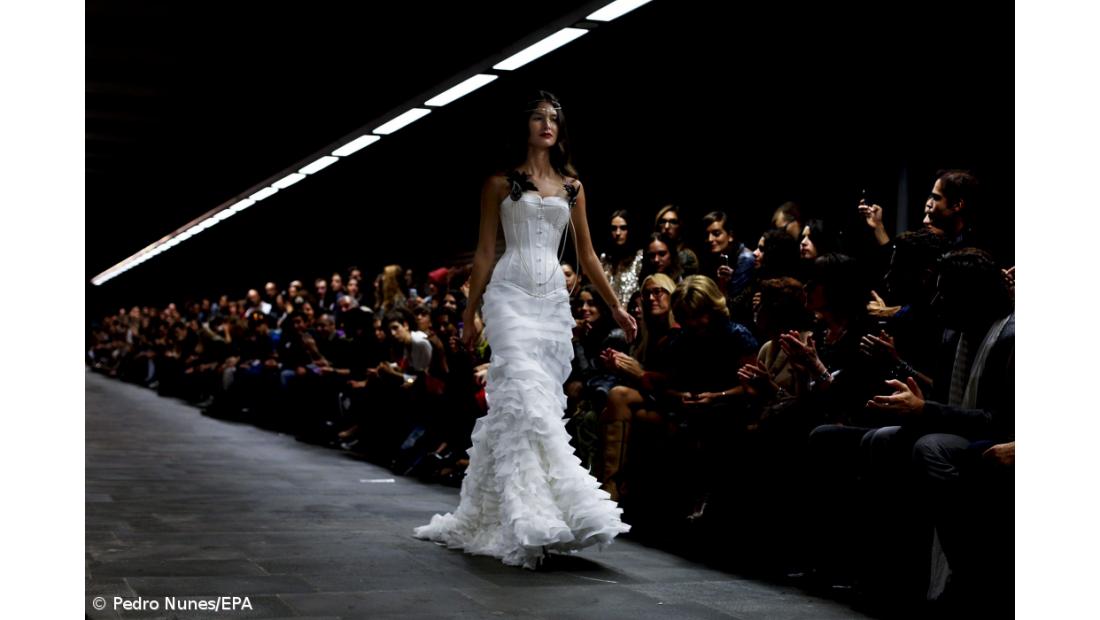 Desfiles em Lisboa sob chuva forte numa estação de metro e na Estufa Fria