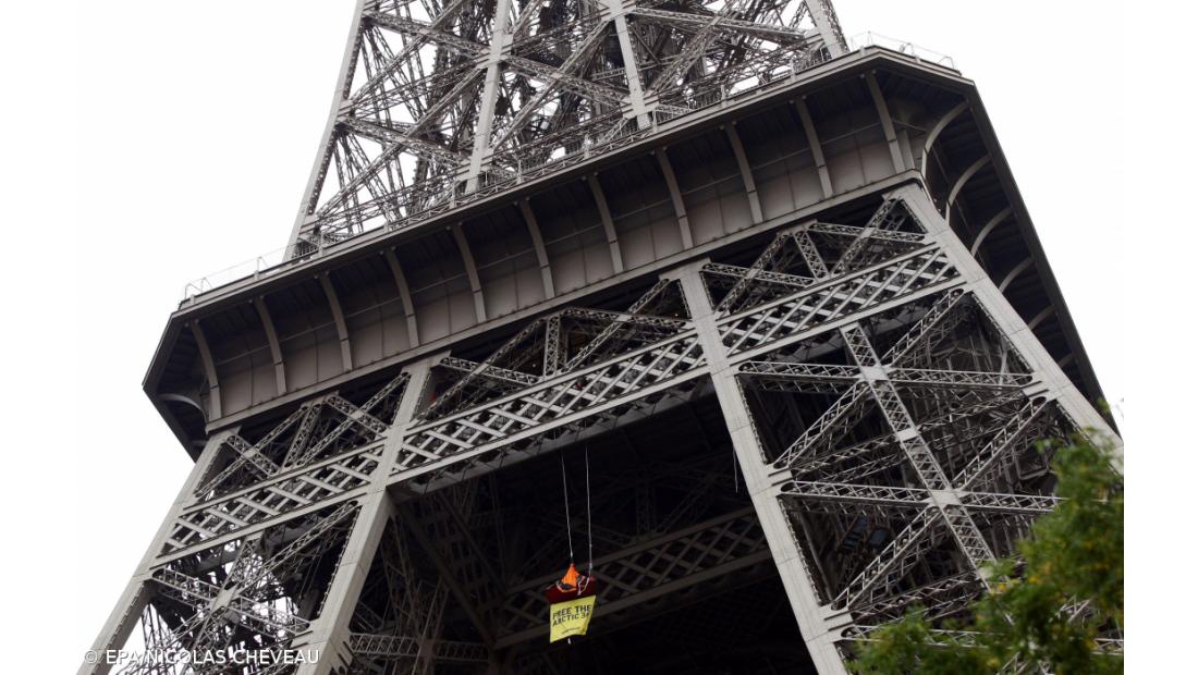 Membro da Greenpeace suspenso na Torre Eiffel