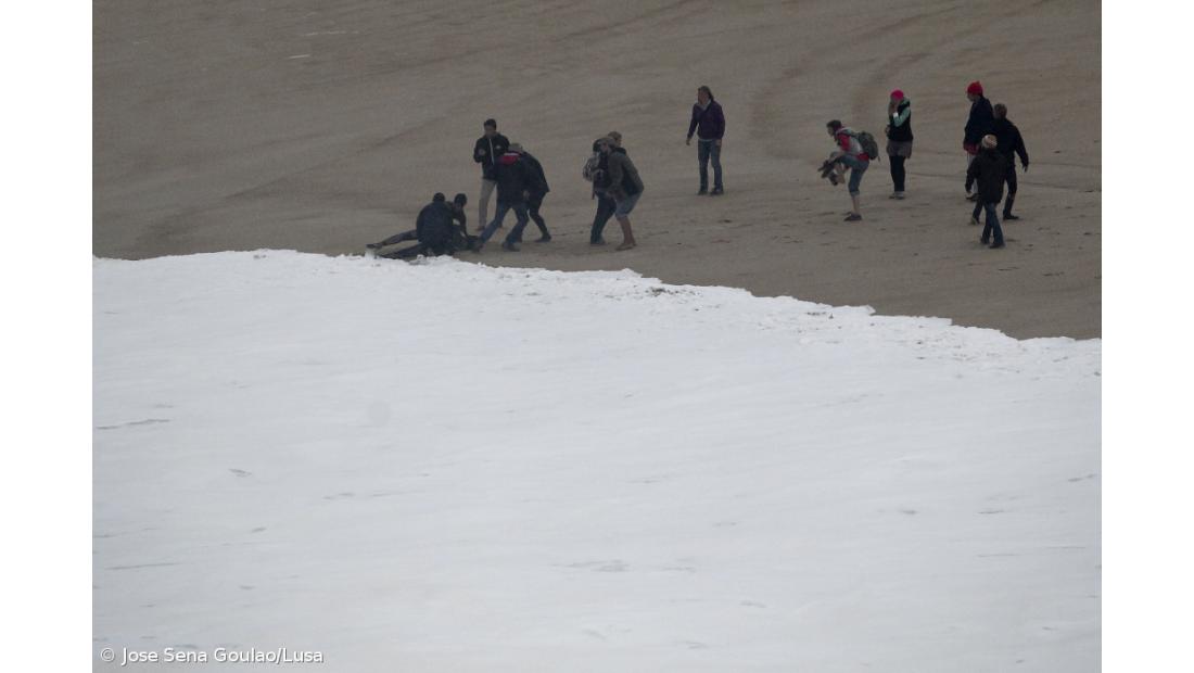 Surfista de ondas gigantes "estável" após acidente na Nazaré