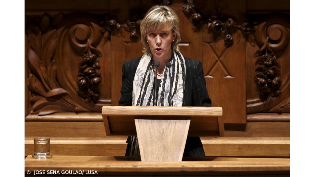 Ministra das Finanças diz que é preciso cortar salários e pensões
