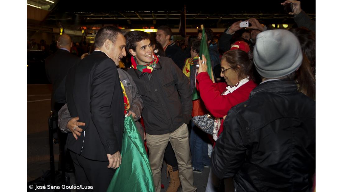 Seleção nacional recebida em festa com música por uma centena de adeptos