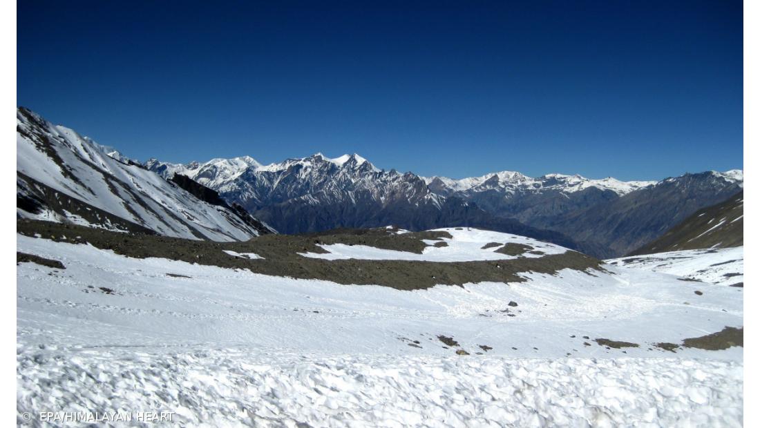 Jovem nepalesa morre isolada em cabana por não poder entrar em casa por estar com o período