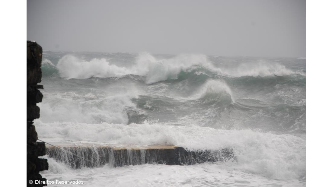 Açores com previsões de ondas de cinco metros na quarta e na quinta-feira