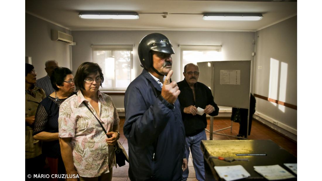 Afluência às urnas até às 11:00 rondava os 7,47%