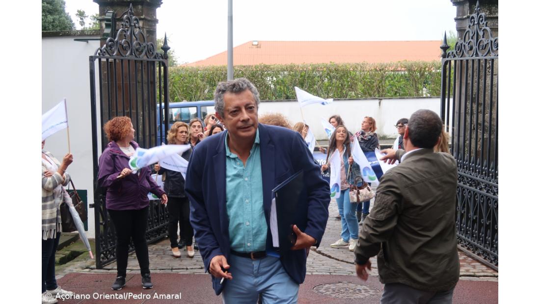 Professores dos Açores entregam abaixo-assinado para exigir descongelamento de carreiras
