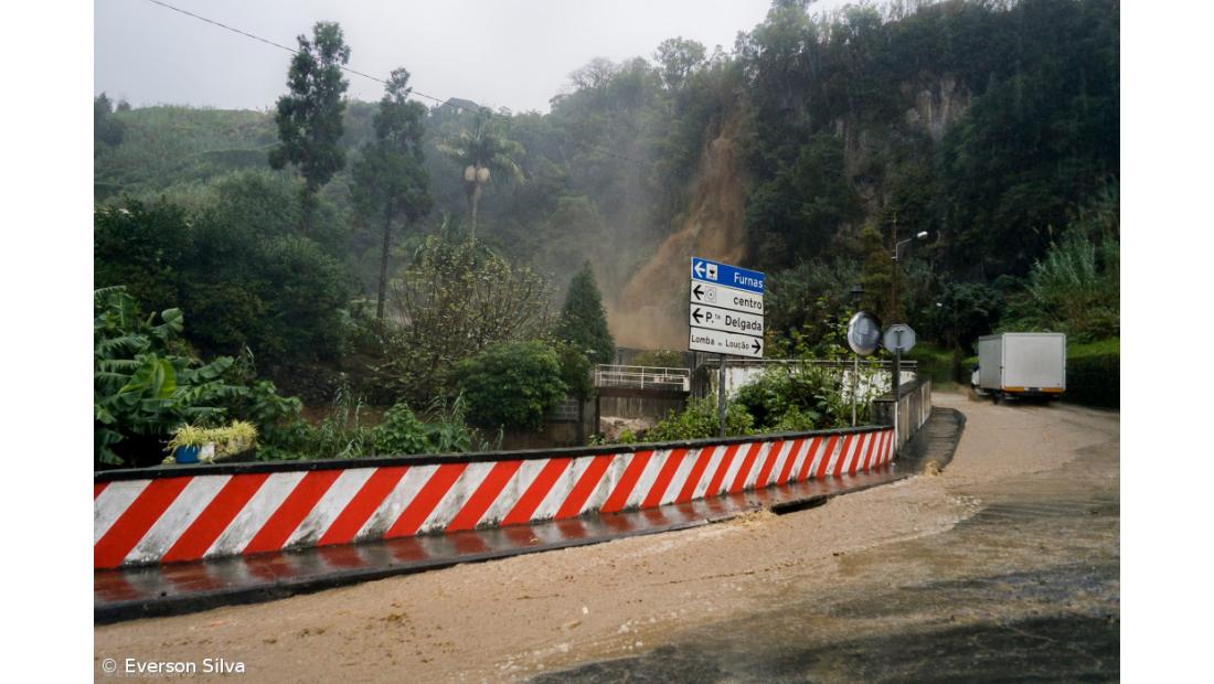 Derrocada interrompe estrada na Povoação