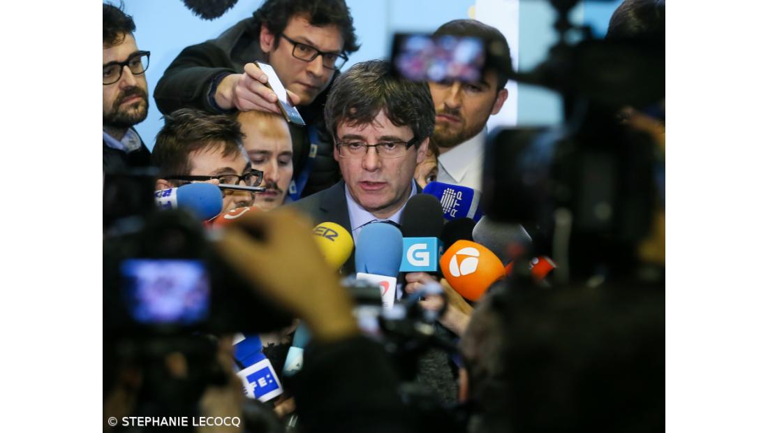 Catalunha: Presidente do parlamento adia plenário mas mantém investidura de Puigdemont