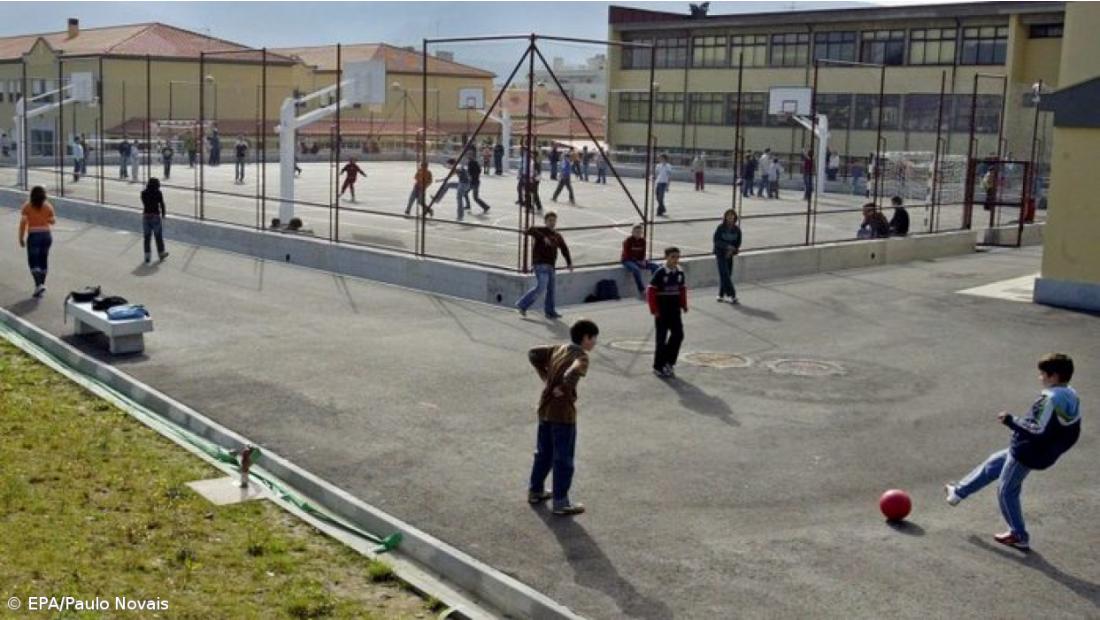 Maioria das escolas que deveria ter encerrado mantém-se aberta este ano