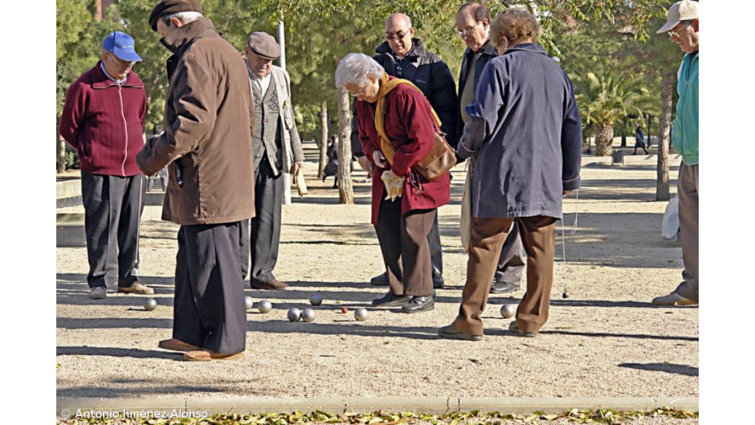 Solidão dos idosos durante esta quadra preocupa associações e investigadores