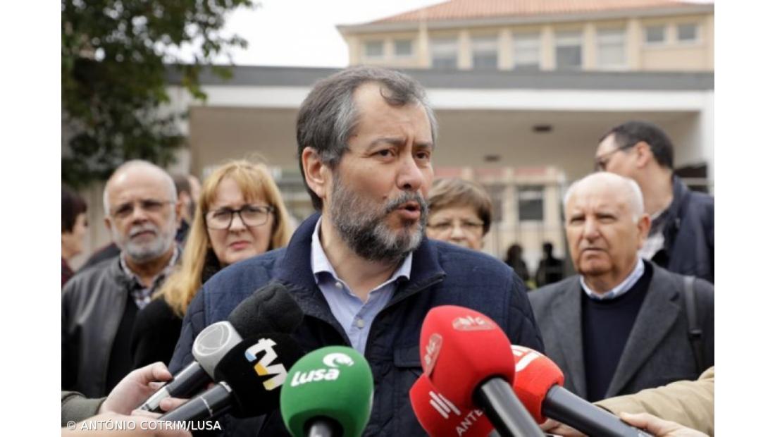 Professores na rua a recolher postais que podem acabar na caixa de correio do PM