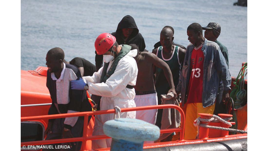 Três mortos e 45 sobreviventes em barco de migrantes socorrido junto às Canárias