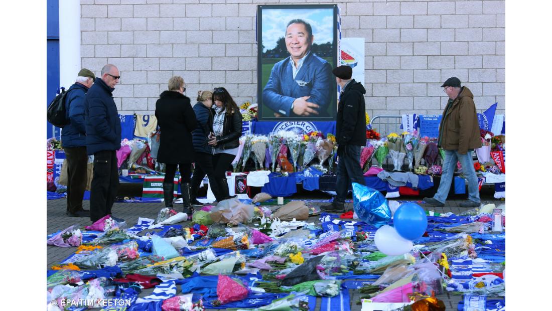 Família do presidente do Leicester presta homenagem no local do acidente