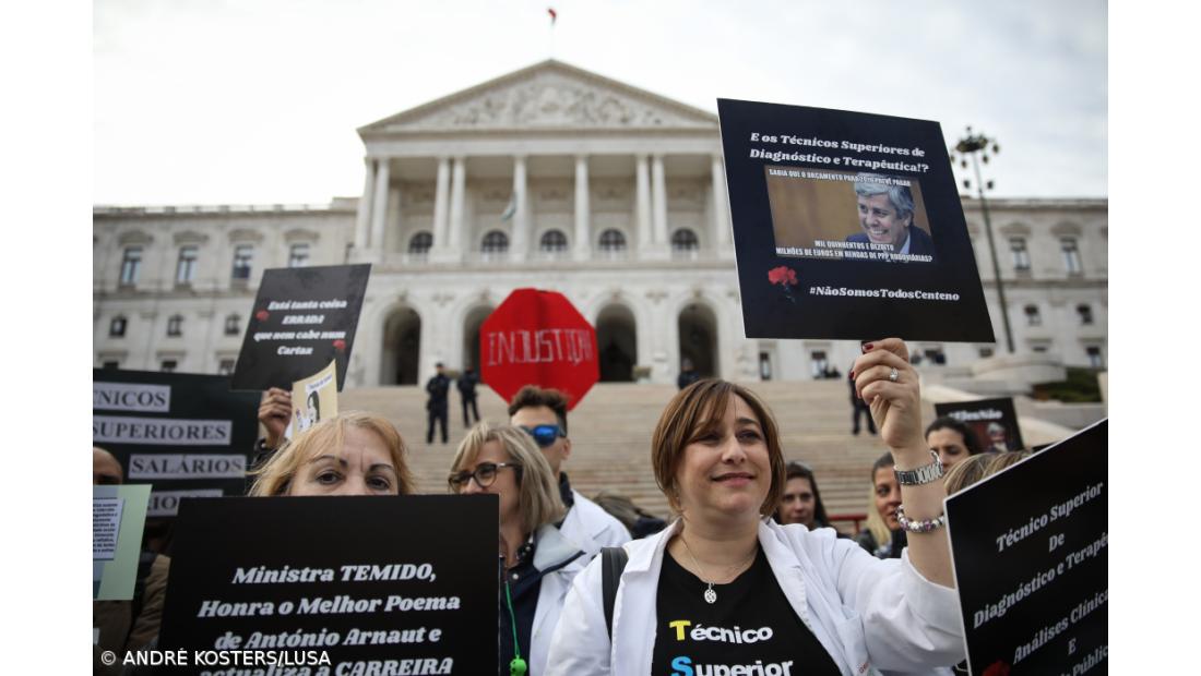 Milhares de técnicos de saúde pediram hoje justiça para a sua carreira frente à AR 