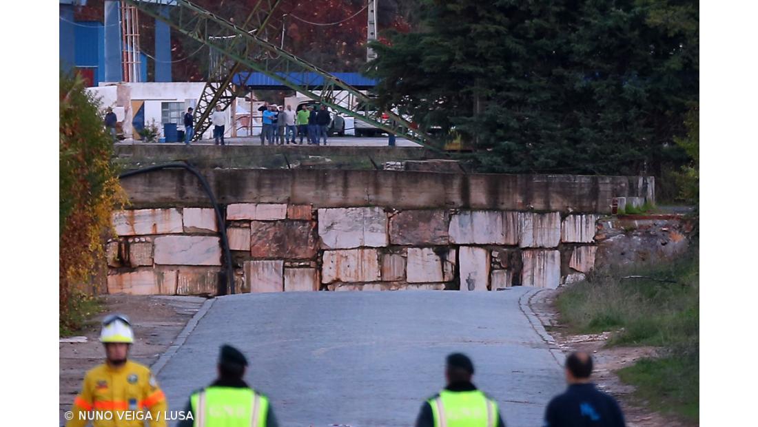 Aluimento de terras em Borba arrasta retroescavadora e dois automóveis