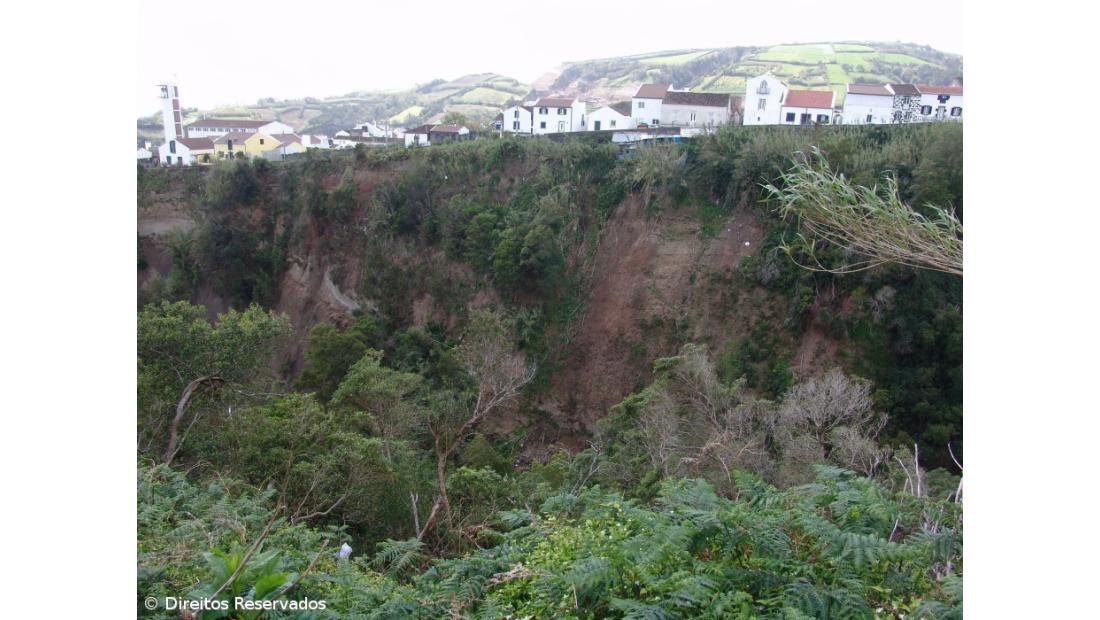 PSD da Lagoa alerta para instabilidade de talude na Ribeira Chã