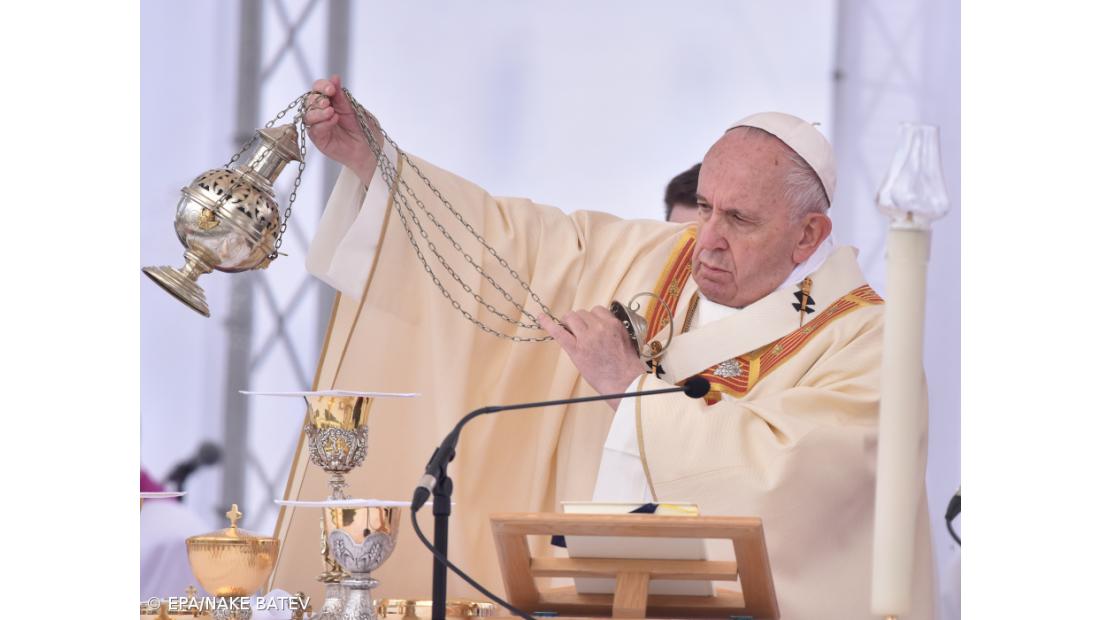 Papa reza no memorial a madre Teresa de Calcutá e pede que interceda pelos pobres