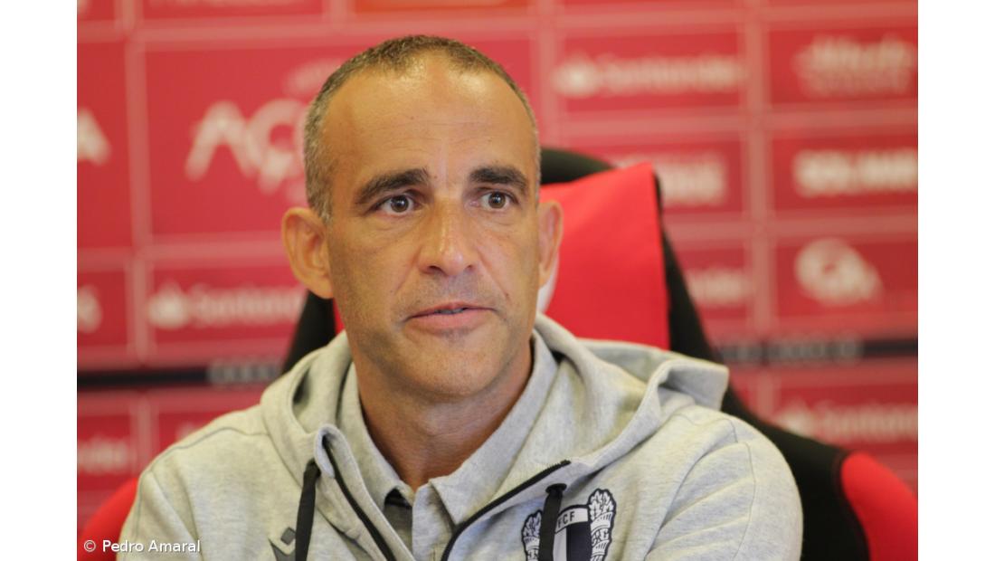 Ineficácia adversária inspira reviravolta do líder Famalicão