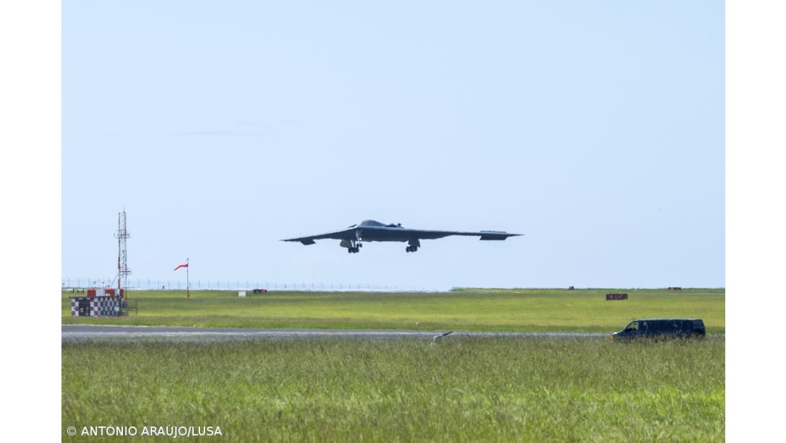 Bombardeiro furtivo B2 da Força Aérea norte-americana reabastece na base das Lajes – Imagem 1