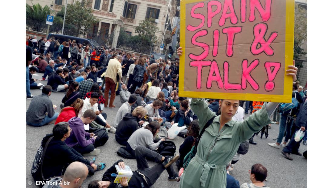  Centenas protestam em Barcelona enquanto Sánchez agradece à polícia