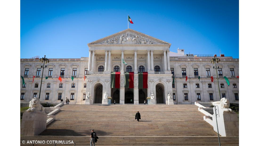 Parlamento dispensa funcionários e promove rotatividade e teletrabalho