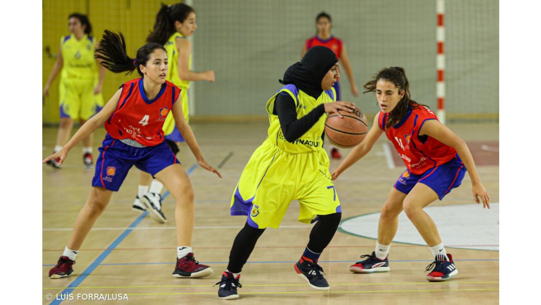 Jovem atleta de Tavira já tem equipamento regulamentar para jogar basquetebol