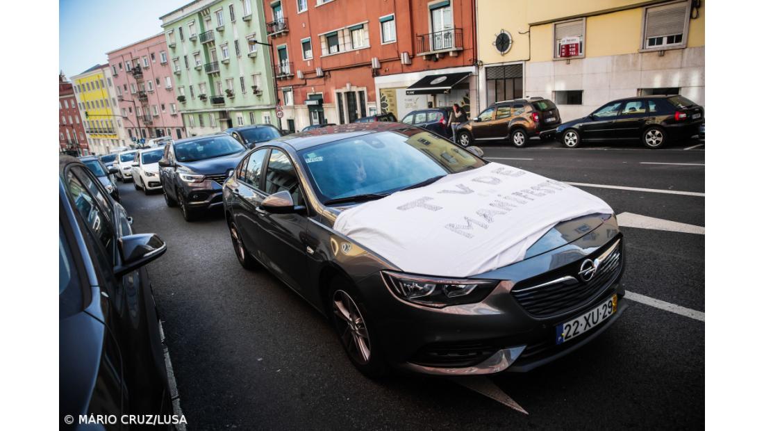 Centenas de carros da Uber em protesto buzinam em frente à empresa – Imagem 1