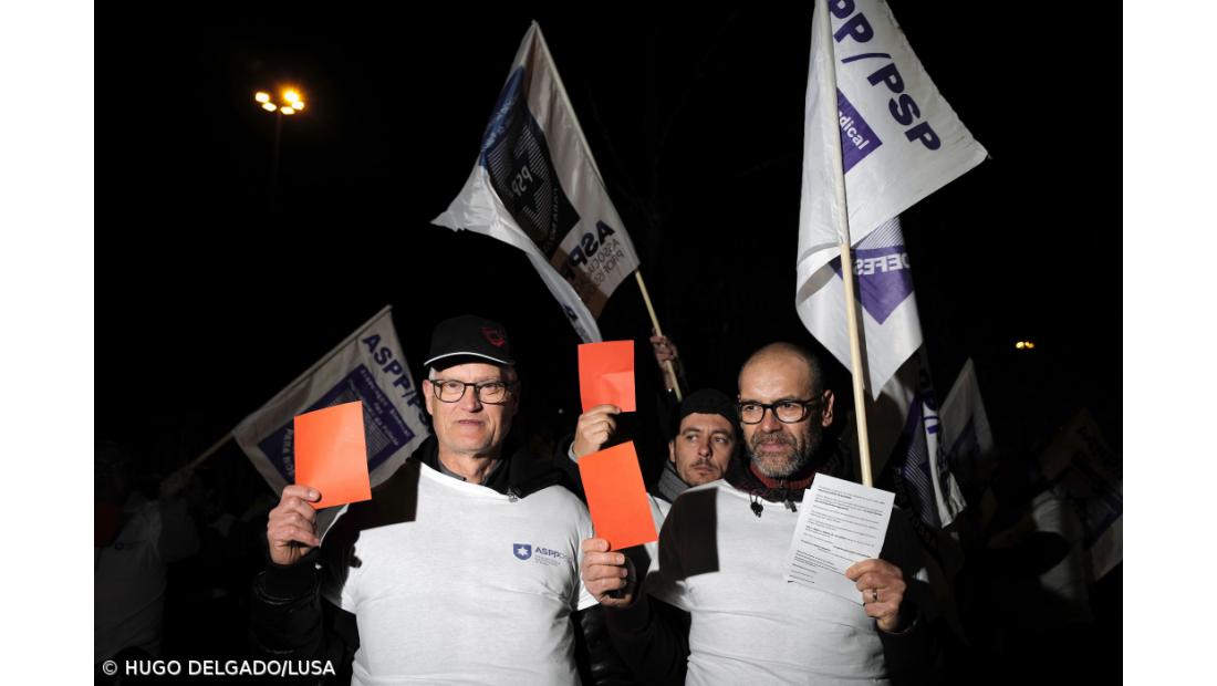 Polícias e guardas mostram cartões vermelhos ao Governo em Braga