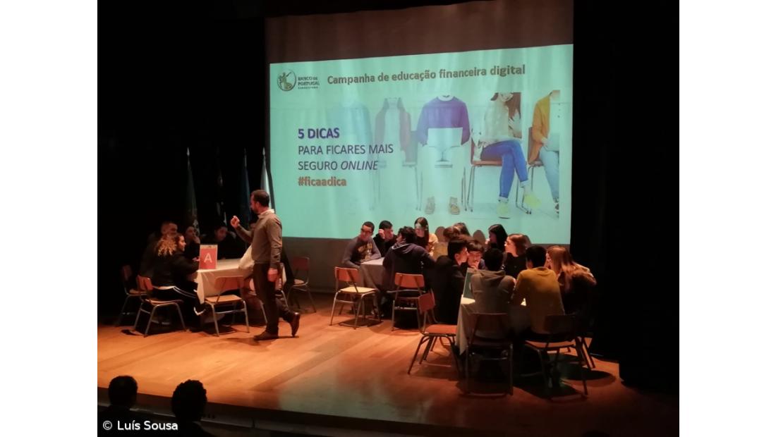 Campanha #ficaadica alerta alunos da ESLagoa para os perigos que espreitam pelas janelas das novas tecnologias. – Imagem 7