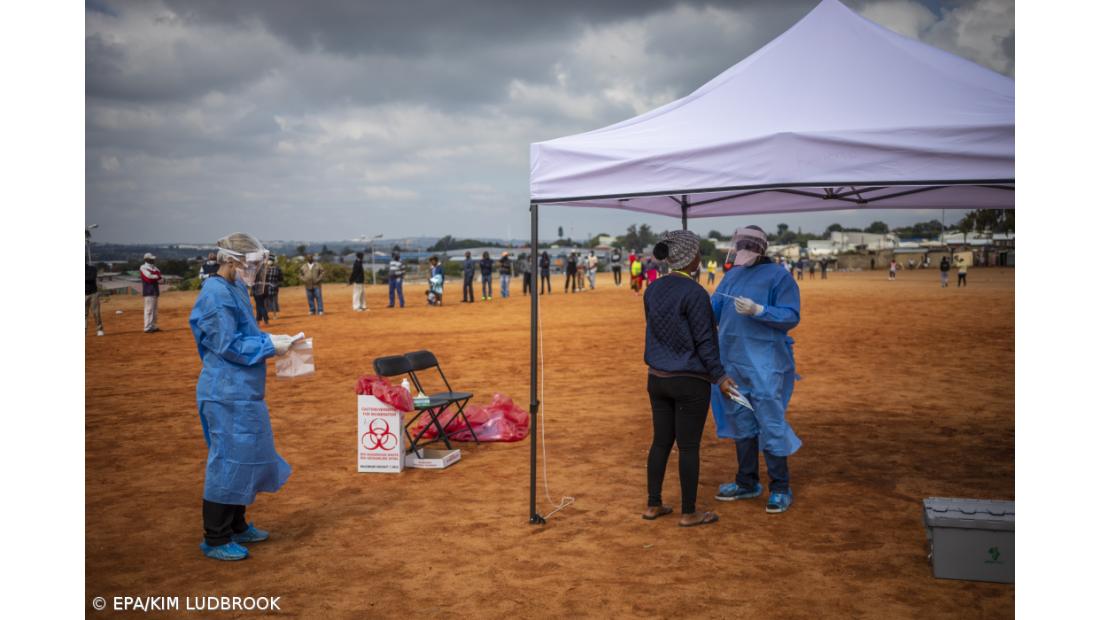 Covid-19: Autoridades de Nova Deli assumem escassez de profissionais de saúde