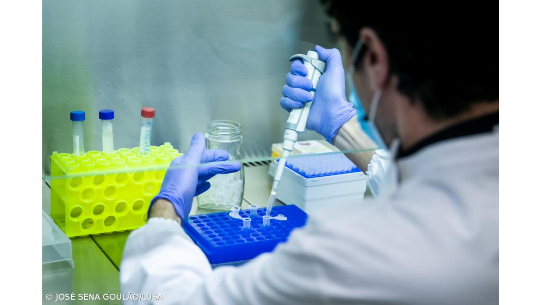 Transmissão do vírus baixa a nível nacional mas mantém-se elevado nos Açores e Madeira