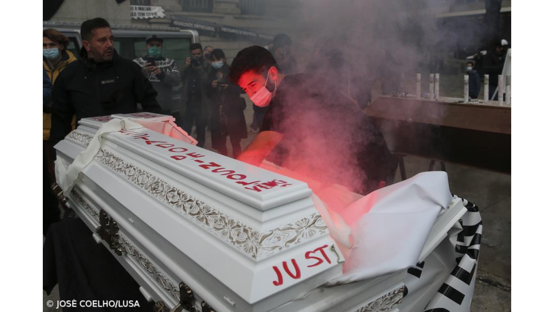 Empresários arremessam garrafas contra PSP e queimam caixões no Porto – Imagem 1