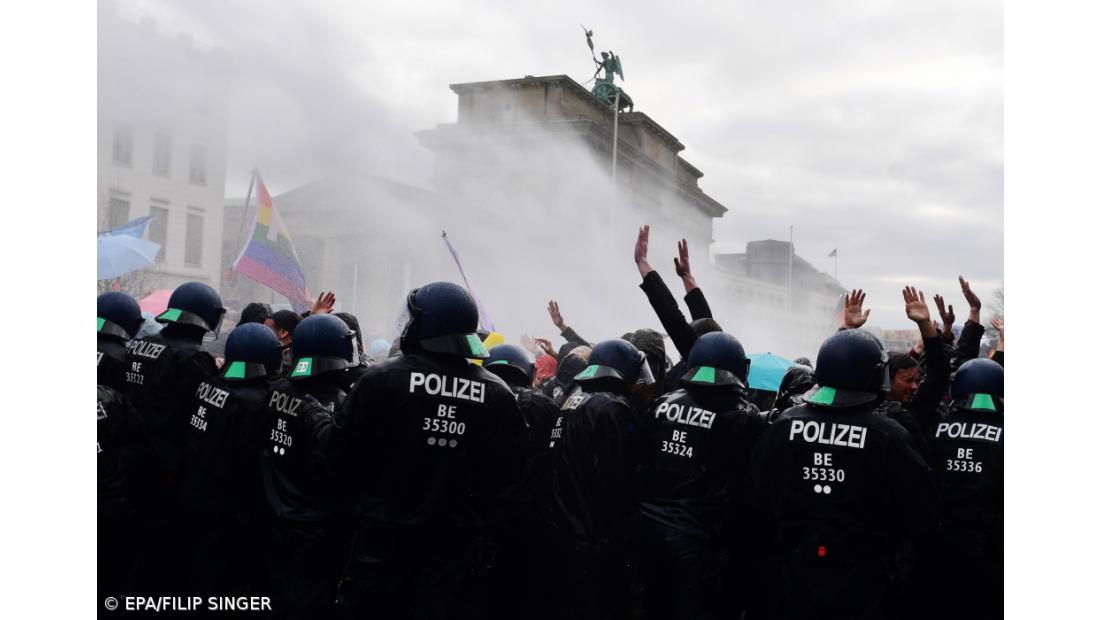 Polícia de Berlim usa canhões de água contra manifestação anti-restrições