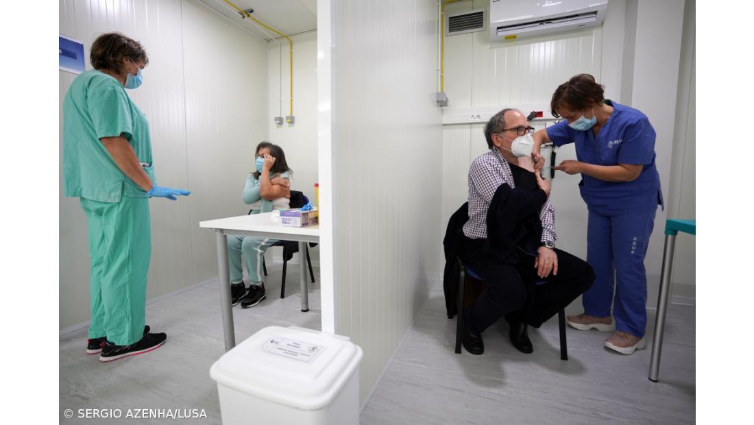 Um quarto dos adultos europeus já tem a primeira dose da vacina