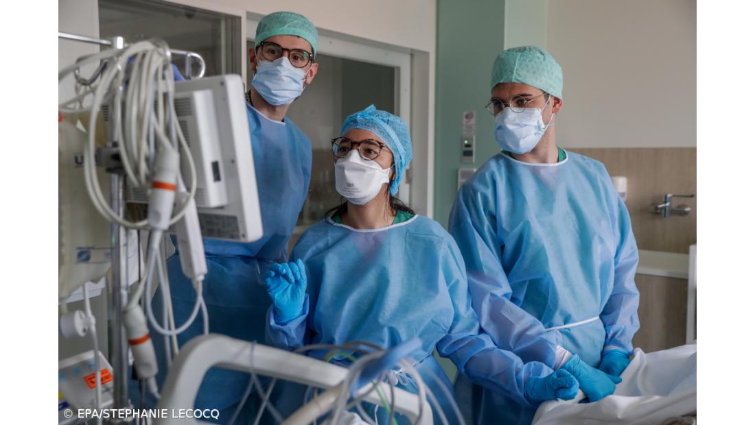 Mais 30 pessoas internadas, 1.496 novas infeções e uma morte