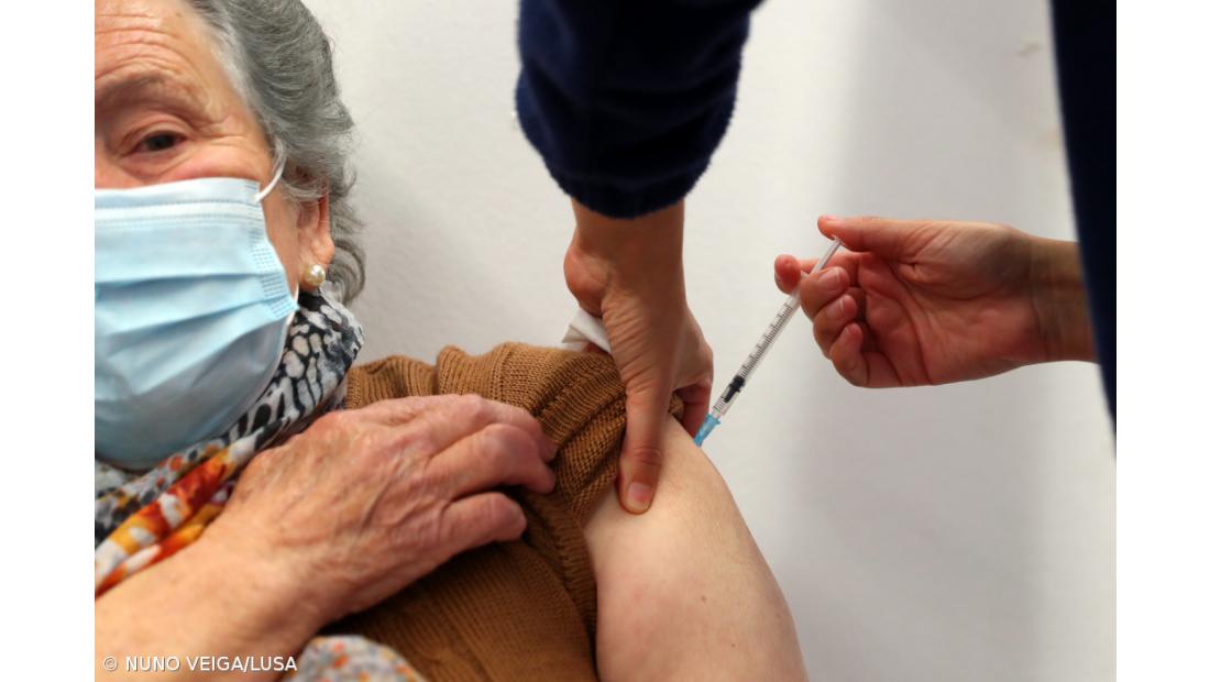 Mais de 2,1 milhões de vacinas contra covid-19 e gripe administradas desde setembro