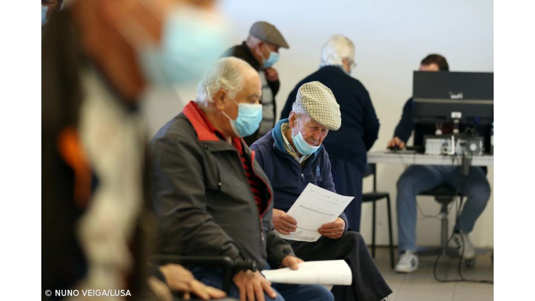 Mais de 76 mil pessoas receberam terceira dose e vacina da gripe na segunda-feira