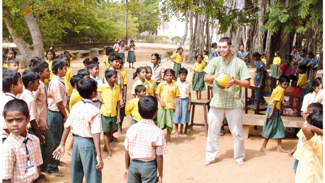 Micaelense ensina na Índia e integra obra da Madre Teresa