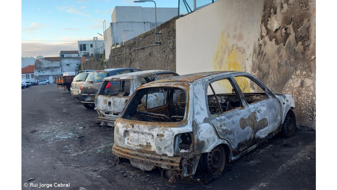 Dois automóveis destruídos pelo fogo em parque de estacionamento