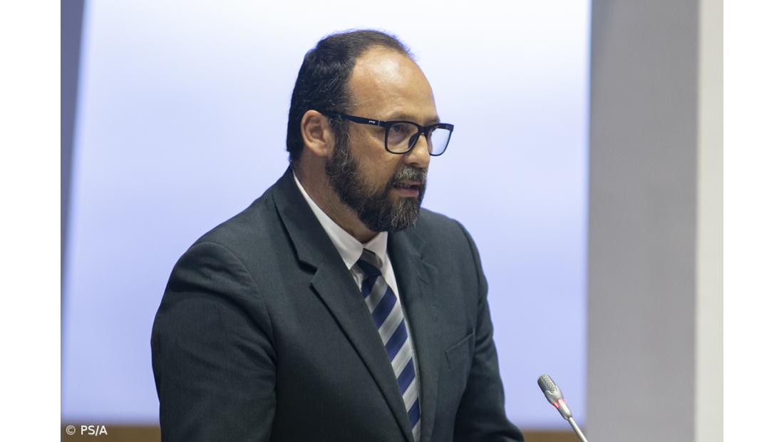 PS pede informações sobre atraso da obra de proteção da costa da falésia da Vila do Corvo